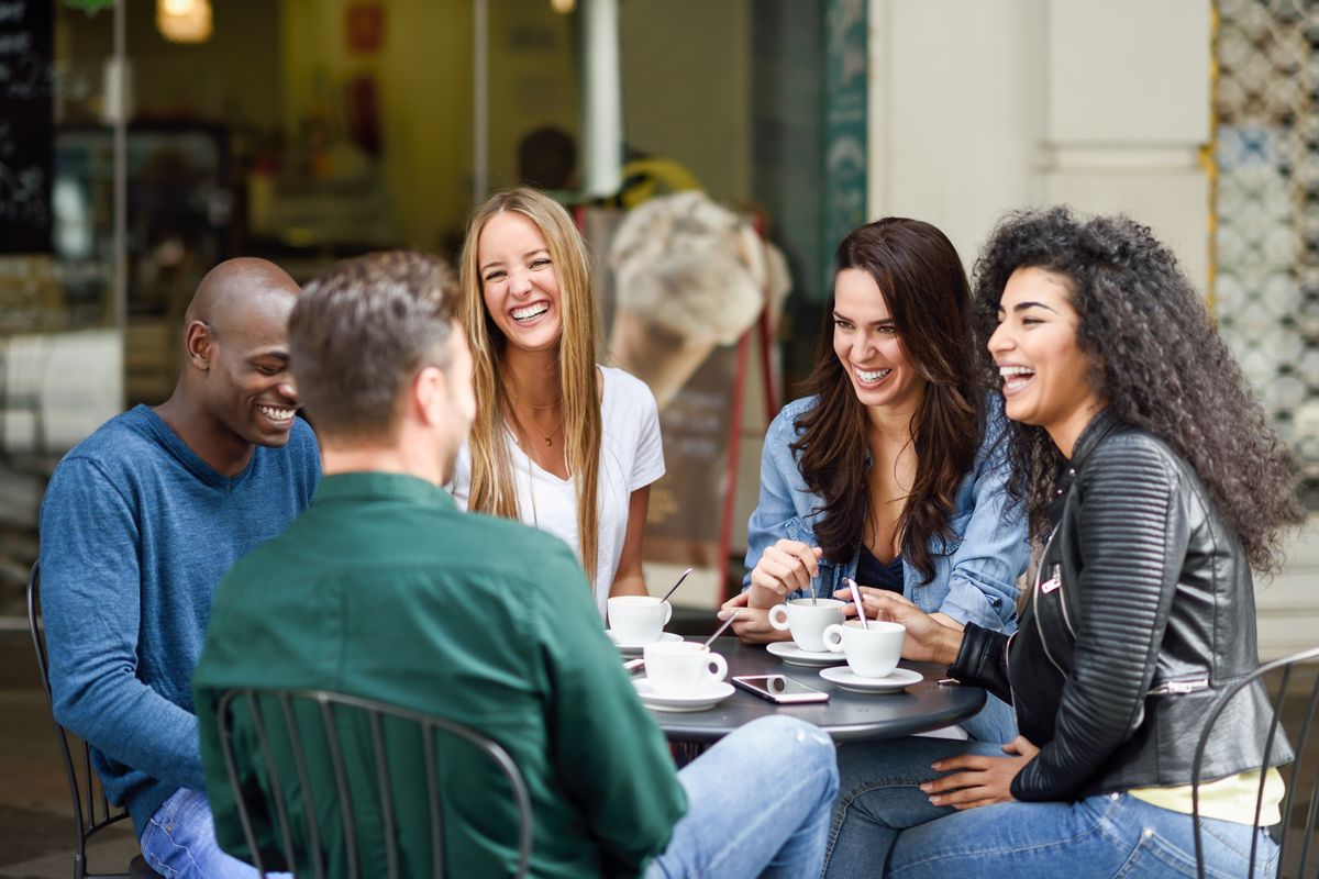 Des amis boivent un café en terrasse, heureux de leur forfait de 100 Go en 5G à 7€ le mois chez Cdiscount Mobile, Auchan Télécom et RED by SFR