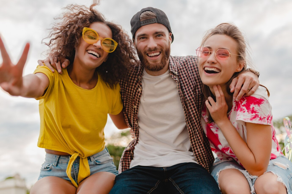 3 jeunes heureux, car Redmi Note 14 à moins de 100€ avec un forfait de RED by SFR